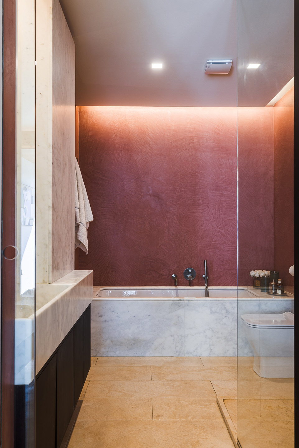 Bagno_Travertino e marmo bianco