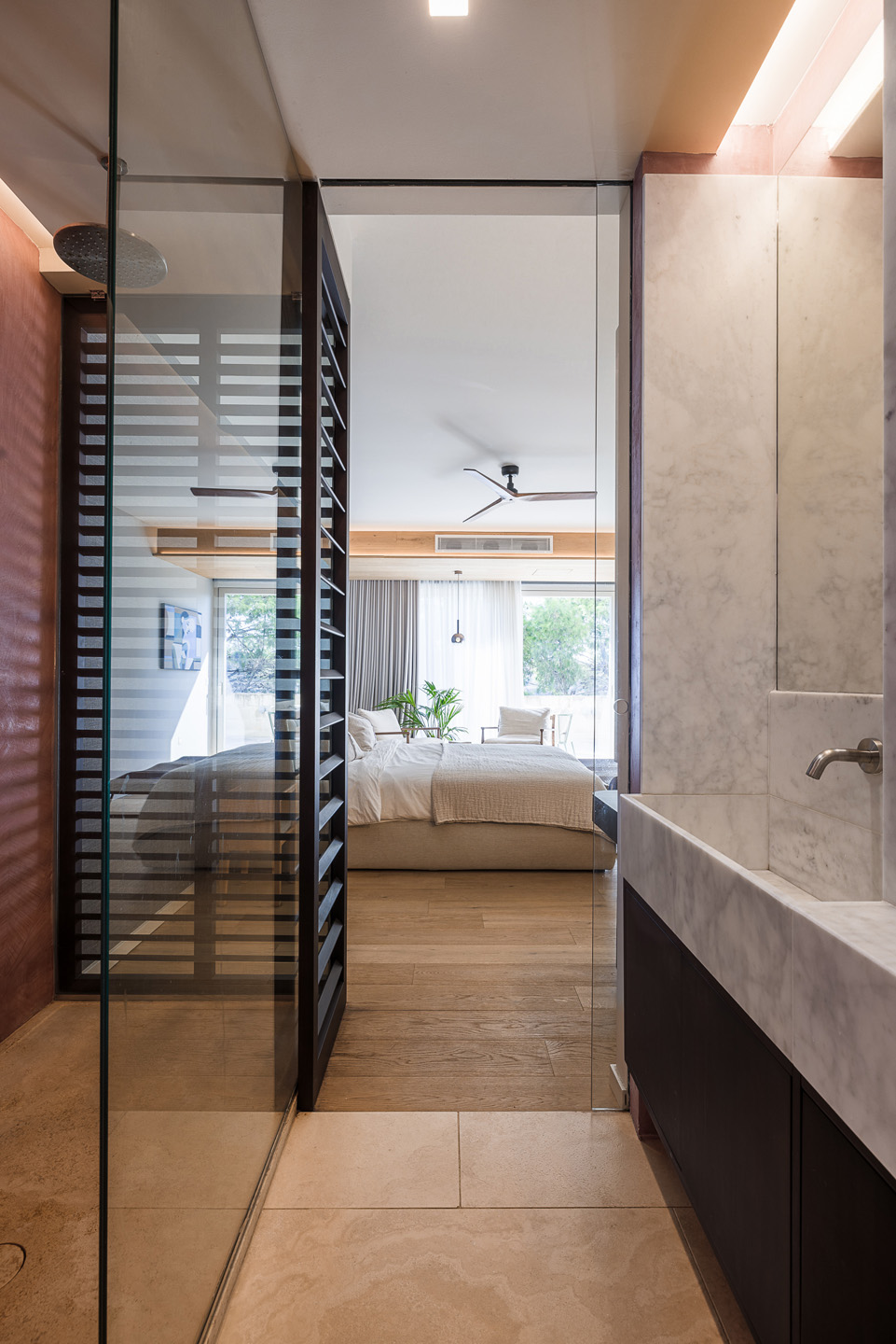 Bagno_Travertino e marmo bianco