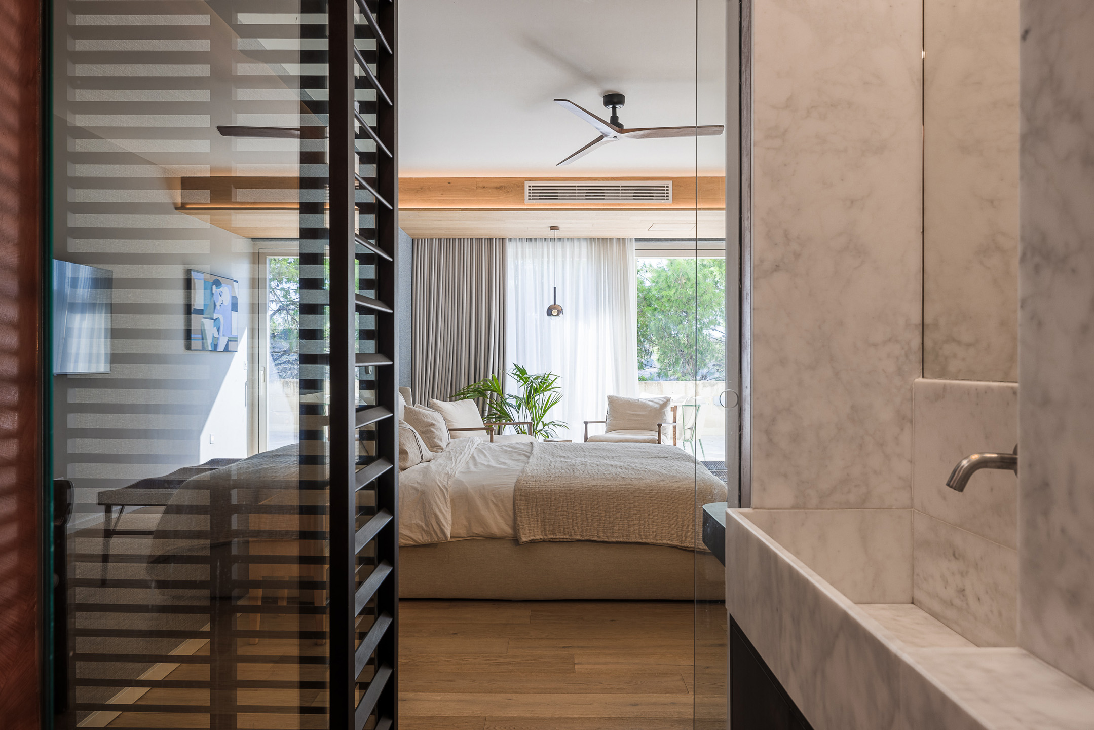 Bagno_Travertino e marmo bianco