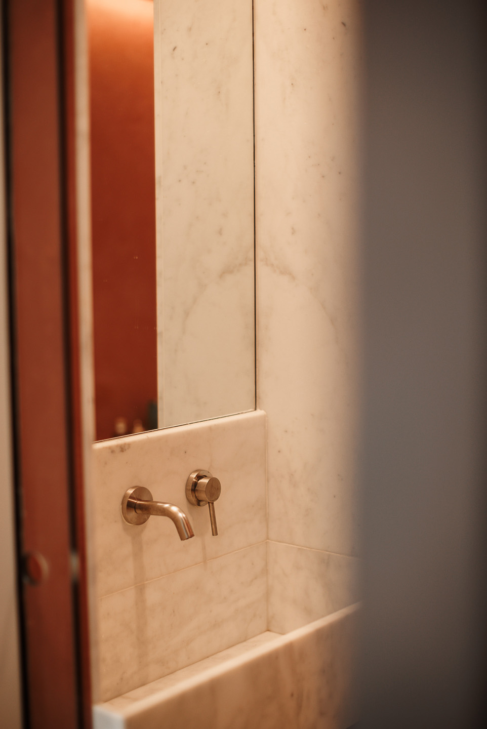 Bagno_Travertino e marmo bianco