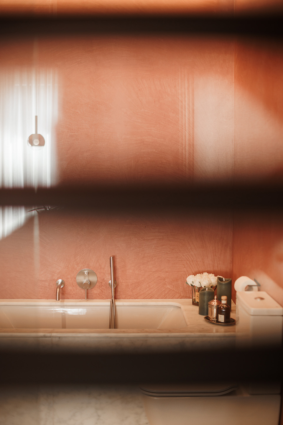 Bagno_Travertino e marmo bianco